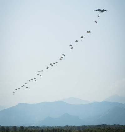 Armée de l’Air : 80 parachutistes sautent d’un A400M