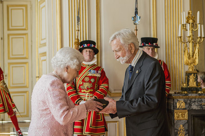 MEMOIRE : Robert Maloubier, a été décoré jeudi 5 juin à Paris par la Reine d'Angleterre