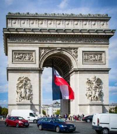ARC DE TRIOMPHE : Quel drapeau sous l’Arc de Triomphe ?   