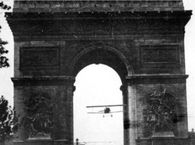 HISTOIRE : Le jour où un avion est passé sous l’Arc de triomphe