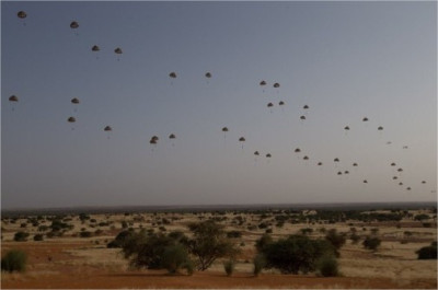 OPÉRATION BARKHANE : 120 parachutistes français sautent au Mali.