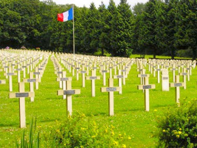 COMMEMORATION. Le pape François commémore les défunts  dans un cimetière militaire français