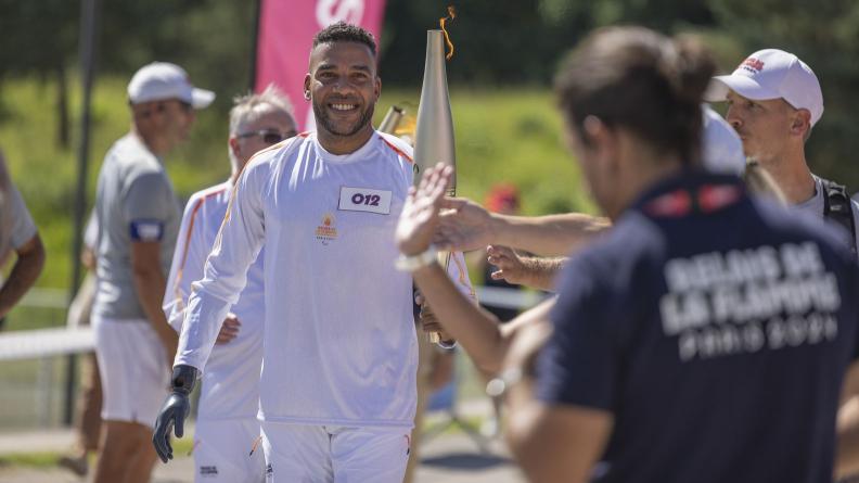 JOP2024Les militaires font briller la Flamme paralympique
