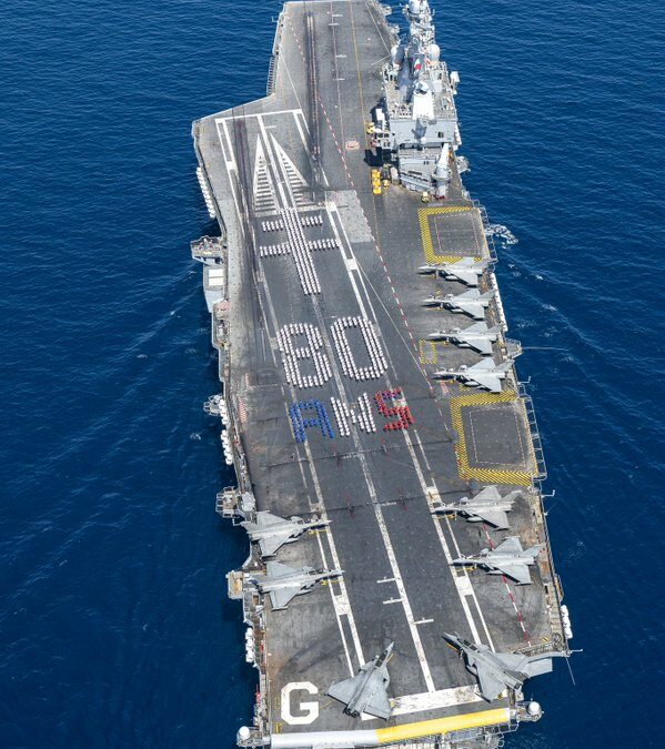 80ème ANNIVERSAIREUne croix de Lorraine en pleine mer : le porte-avions Charles de Gaulle célèbre les 80 ans de la libération de Paris